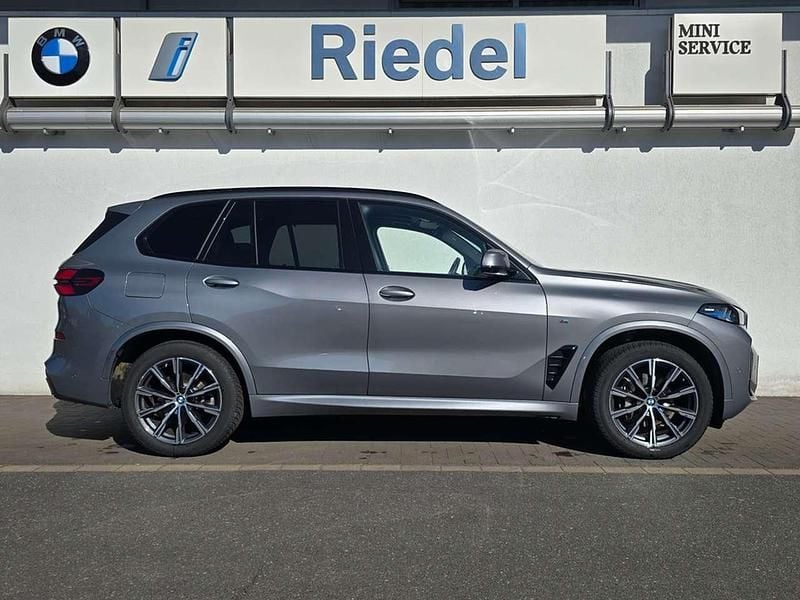 Gebraucht BMW X5 M Sport 352 PS (258 kW) 2024 Skyscraper grau metallic SUV