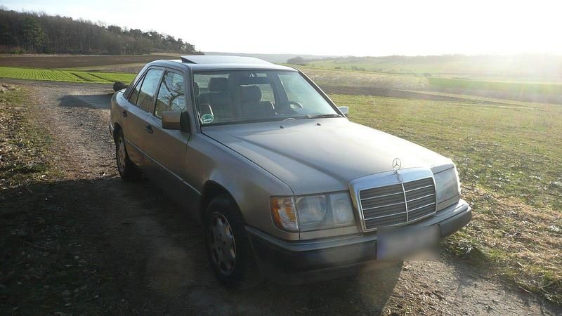Gebraucht Mercedes E200 122 PS (89 kW) 1991 Silber Limousine
