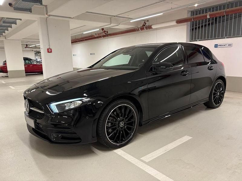 Schwarz Gebraucht 2021 Mercedes A250 AMG line Limousine | 31.499 € (Teuer) - Bild 1/4