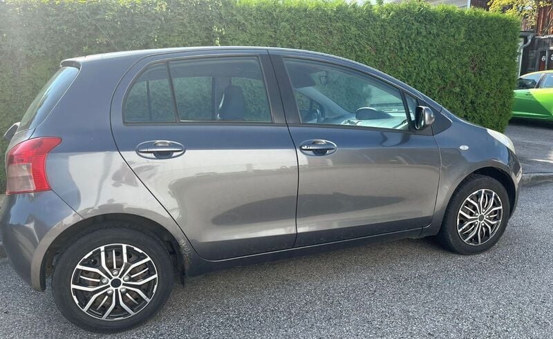 Grau Gebraucht 2008 Toyota Yaris Limousine | 3.199 € (Guter Preis) - Bild 1/4