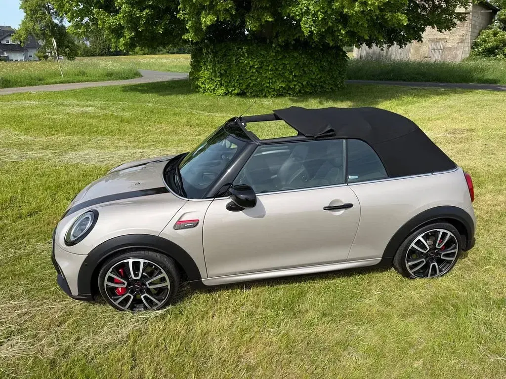 Używany Mini John Cooper Works Classic 231 KM (169 kW) 2024 Beżowy Hatchback