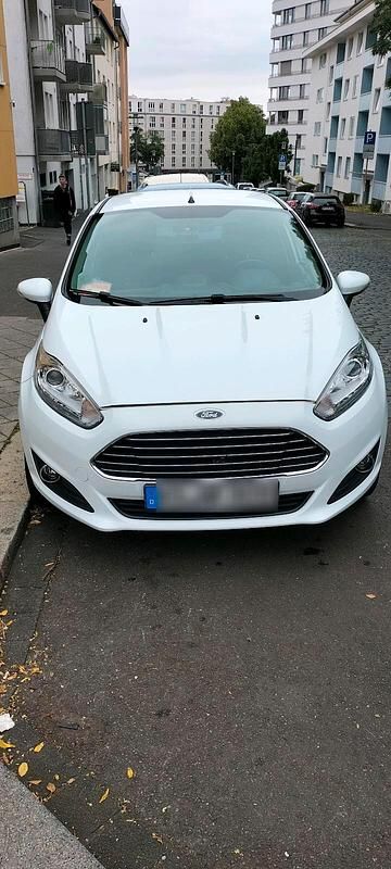 Weiß Gebraucht 2016 Ford Fiesta Limousine | 5.999 € - Bild 1/4