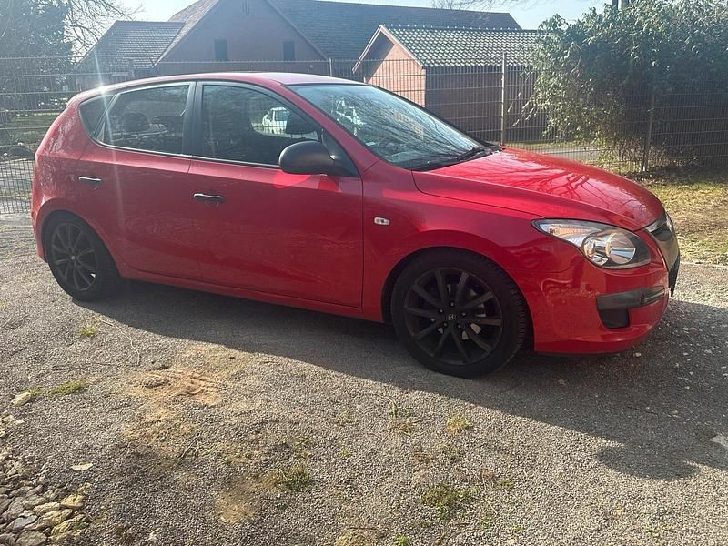 Gebraucht Hyundai i30 109 PS (80 kW) 2009 Rot Kleinwagen