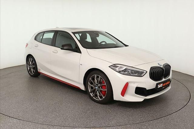 Weiß Gebraucht 2023 BMW 128 M Sport Limousine | 28.880 € (Guter Preis) - Bild 1/4
