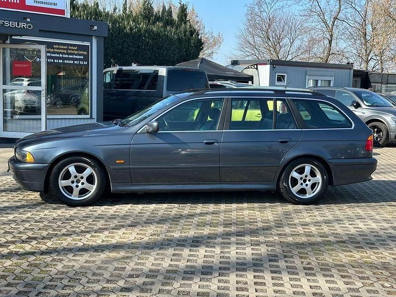 Gebraucht BMW 530 193 PS (141 kW) 2001 Grau Kombi