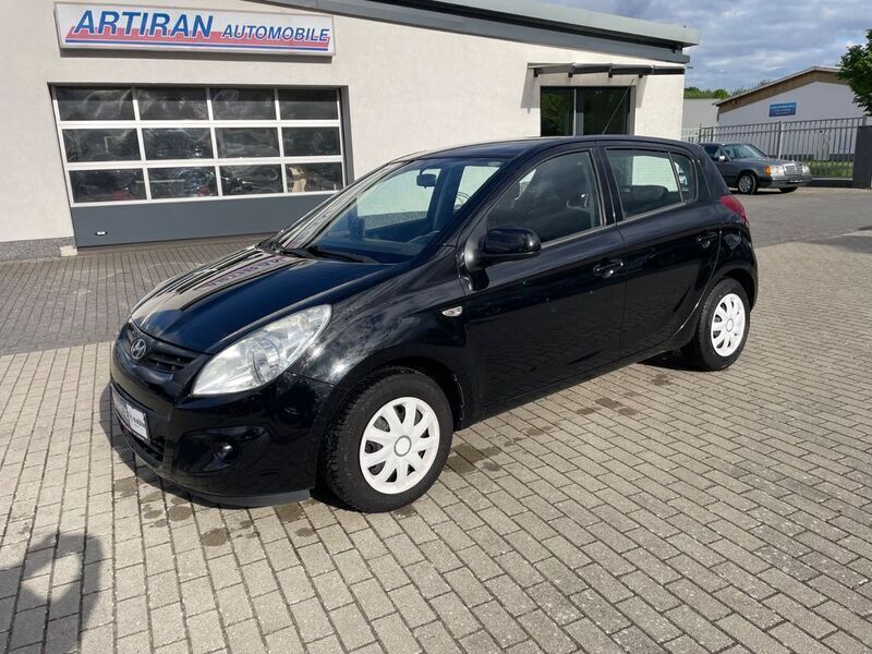 Schwarz Gebraucht 2012 Hyundai i20 Classic Limousine | 3.900 € (Fairer Preis) - Bild 1/4