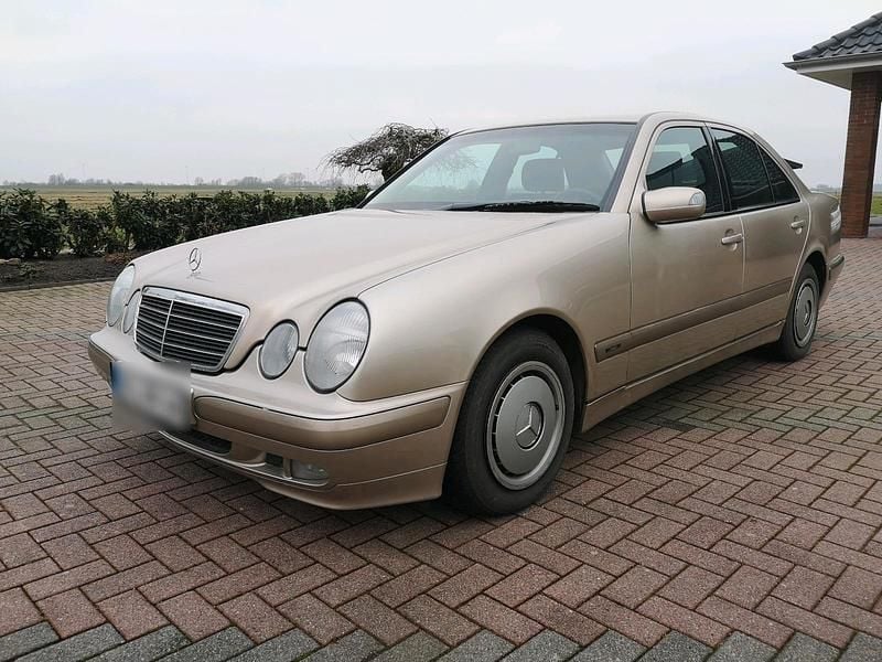 Gebraucht Mercedes E220 143 PS (105 kW) 2000 Beige Limousine