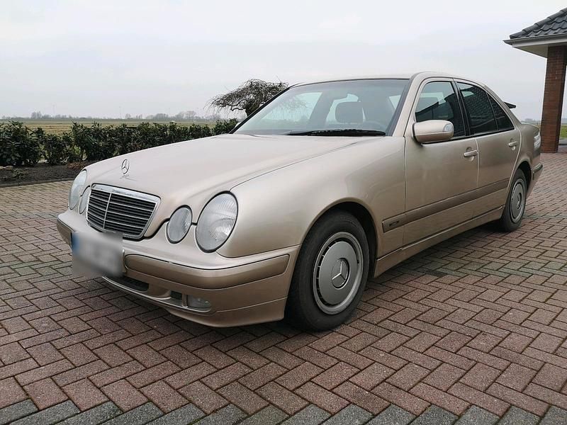Beige Gebraucht 2000 Mercedes E220 Limousine | 3.450 € (Guter Preis) - Bild 1/4