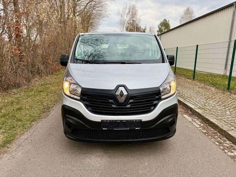 Gebraucht Renault Trafic 120 PS (88 kW) 2017 Silber Van / Kleinbus