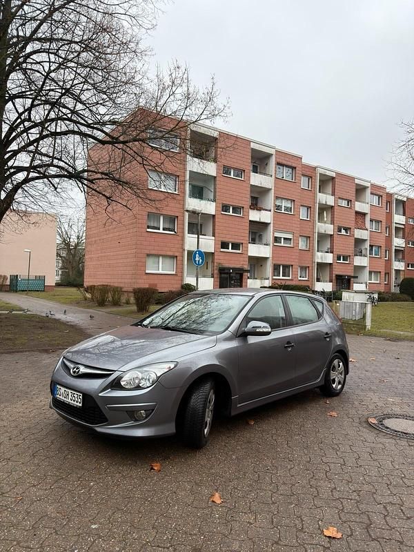 Gebraucht Hyundai i30 Edition 109 PS (80 kW) 2011 Grau Kleinwagen