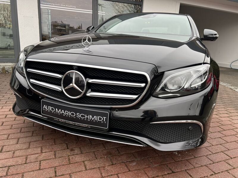 Schwarz obsidianschwarz metalliclack (metallic) Gebraucht 2020 Mercedes E400 Style Limousine | 43.950 € (Superpreis) - Bild 1/4