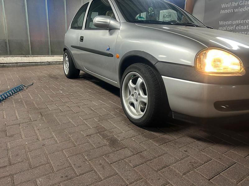 Silber Gebraucht 1998 Opel Corsa Kleinwagen | 1.550 € (Etwas zu teuer) - Bild 1/4
