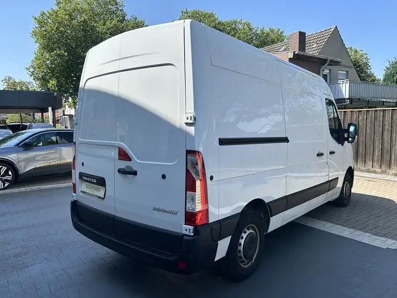 Second-hand Renault Master 135 CP (99 kW) 2021 Alb Van