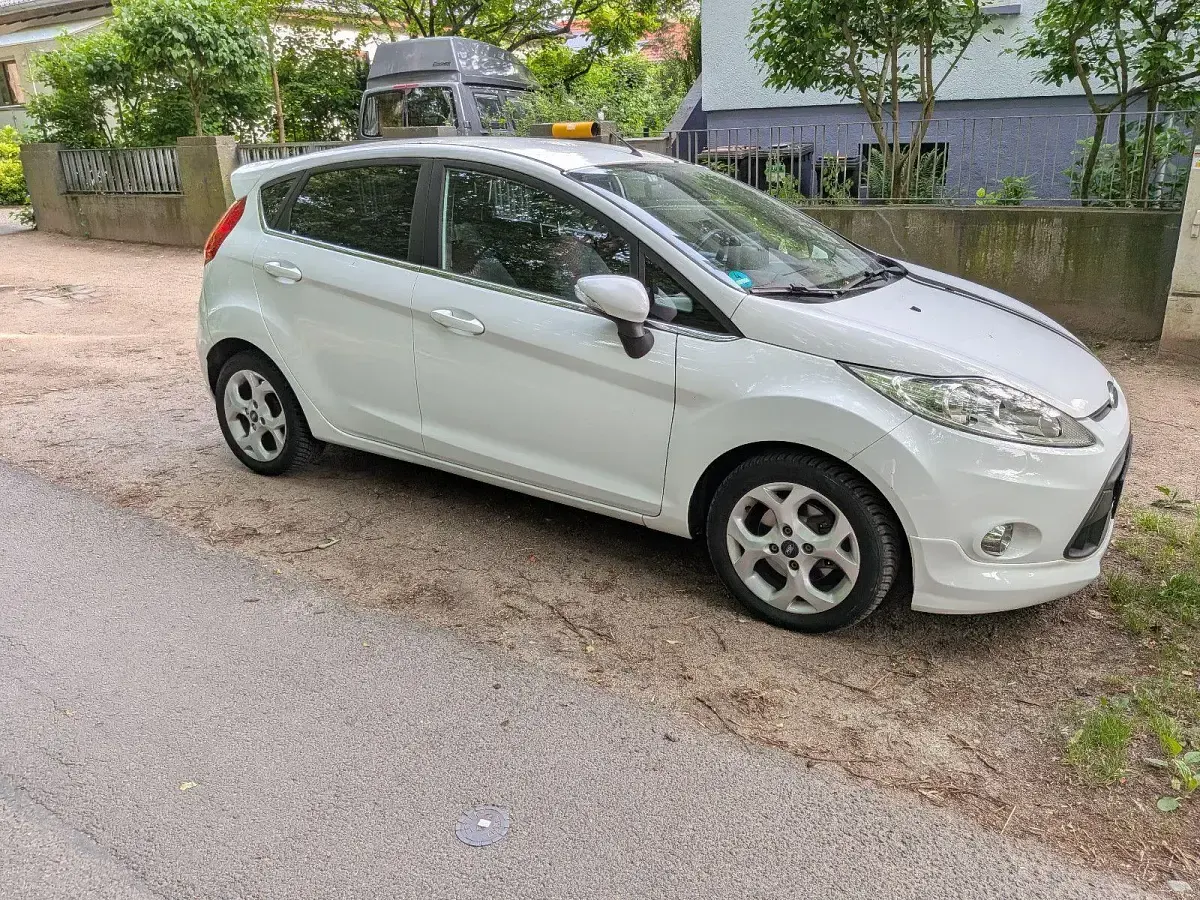 Gebraucht Ford Fiesta Trend 82 PS (60 kW) 2010 Weiß Limousine
