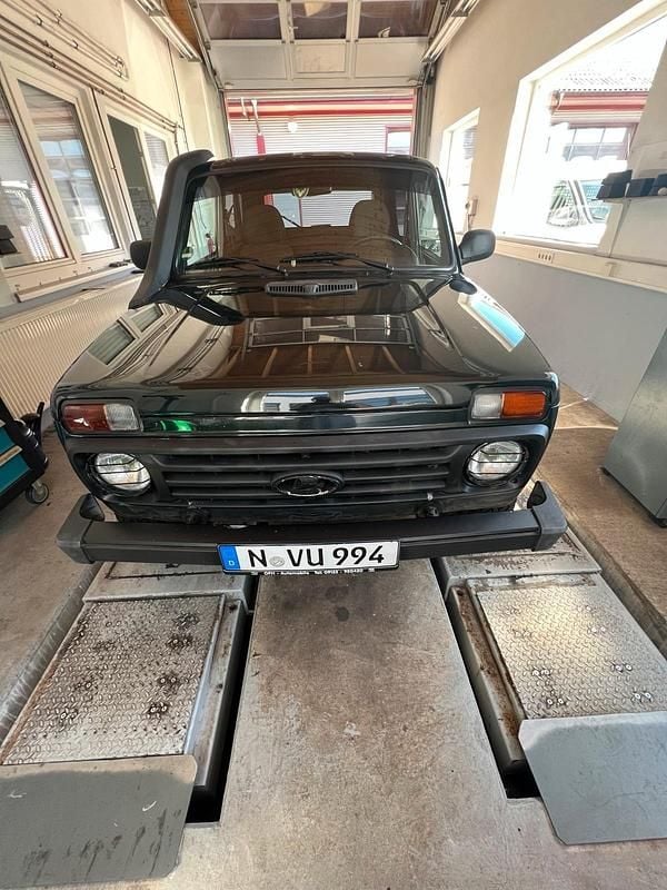 Grün Gebraucht 2018 Lada Taiga SUV | 8.500 € (Fairer Preis) - Bild 1/4