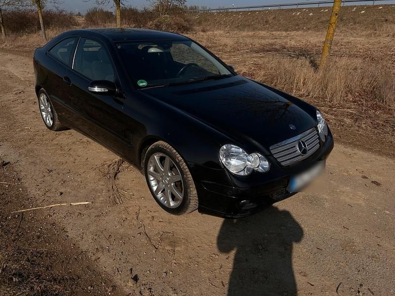 Gebraucht Mercedes C180 143 PS (105 kW) 2006 Schwarz Coupé