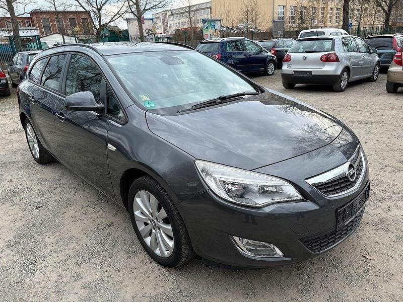 Gebraucht Opel Astra Design Edition 140 PS (102 kW) 2012 Grau Kombi