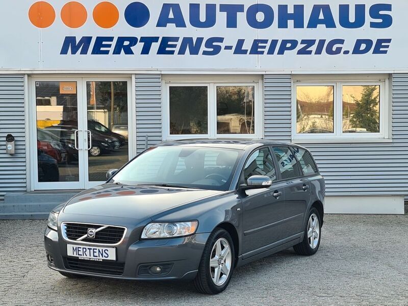 Grau Gebraucht 2009 Volvo V50 Momentum Kombi | 3.790 € (Fairer Preis) - Bild 1/4