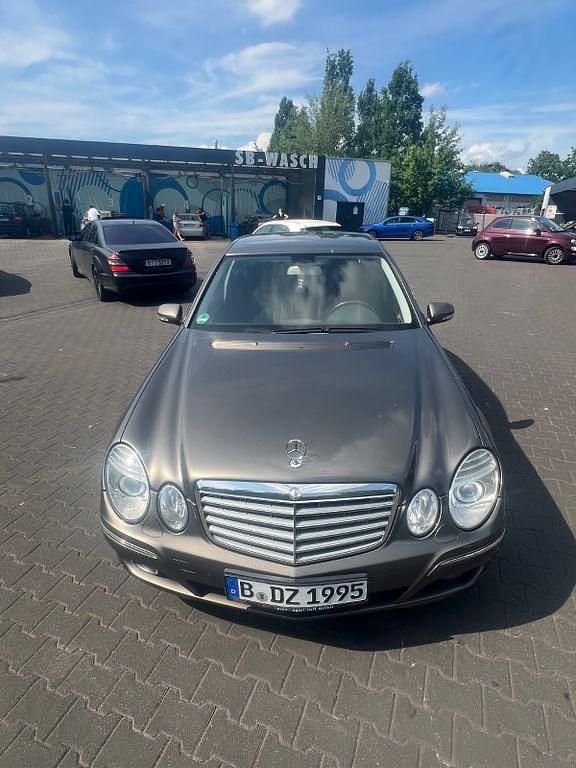 Gebraucht Mercedes E220 Elegance 170 PS (125 kW) 2007 Beige Limousine