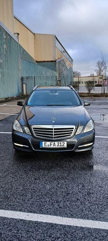 Grau Gebraucht 2012 Mercedes E220 Avantgarde Limousine | 11.000 € (Superpreis) - Bild 1/4