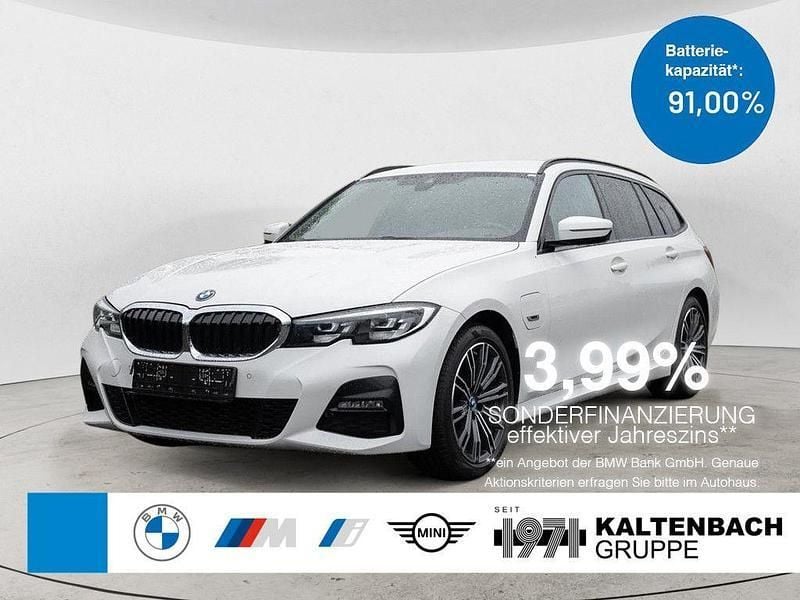 Alpinweiss iii Gebraucht 2021 BMW 320e M Sport Kombi | 27.490 € (Guter Preis) - Bild 1/2
