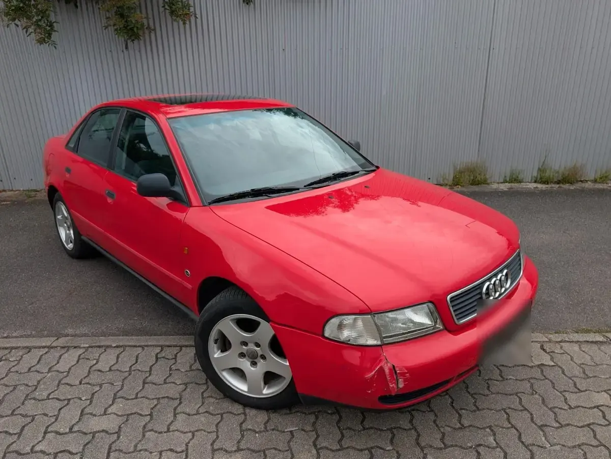 Gebraucht Audi A4 Basis 92 PS (67 kW) 1996 Rot Limousine