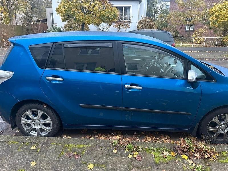 Gebraucht Toyota Verso Executive 177 PS (130 kW) 2013 Blau Van / Kleinbus