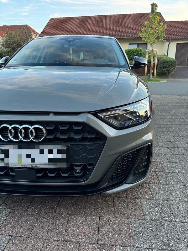 Grau Gebraucht 2020 Audi A1 Sportback Black Edition Kleinwagen | 23.500 € (Etwas zu teuer) - Bild 1/4
