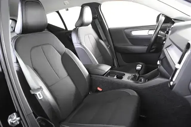 Gebraucht Volvo XC40 Momentum 150 PS (110 kW) 2019 Schwarz (metallic) SUV