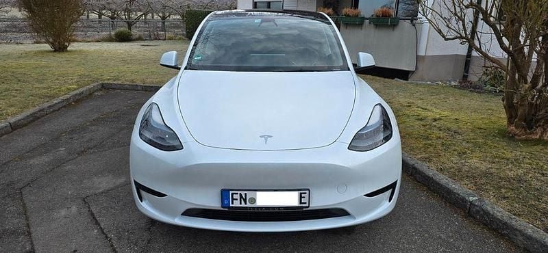 Weiß Gebraucht 2023 Tesla Model Y RWD SUV | 30.200 € (Fairer Preis) - Bild 1/4