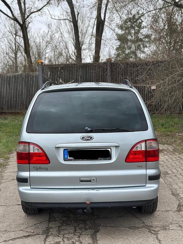 Gebraucht Ford Galaxy 115 PS (84 kW) 2002 Silber Van / Kleinbus