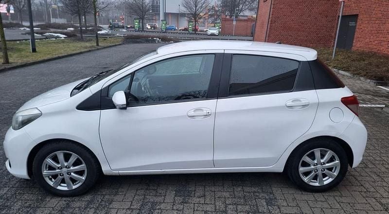 Gebraucht Toyota Yaris Edition 69 PS (50 kW) 2014 Weiß Limousine