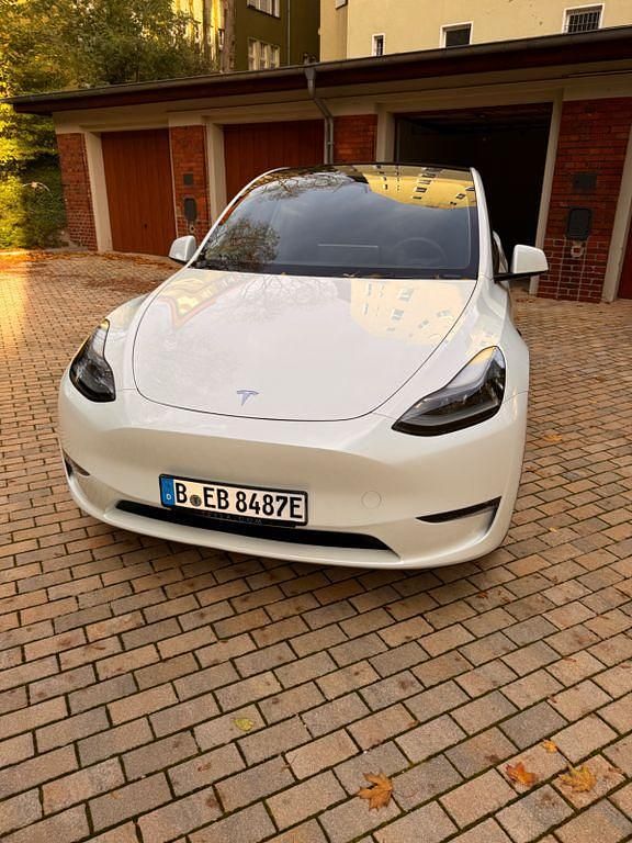 Weiß Gebraucht 2023 Tesla Model Y Long Range AWD SUV | 31.500 € (Superpreis) - Bild 1/4