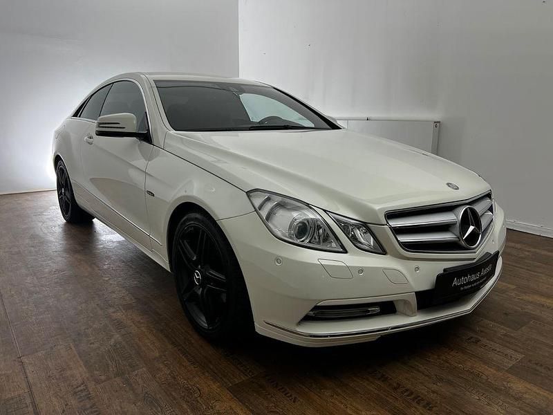 Gebraucht Mercedes E220 AMG 170 PS (125 kW) 2011 Weiß Coupé