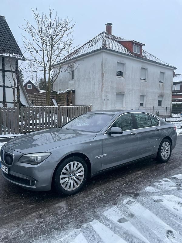 Gebraucht BMW 740 306 PS (225 kW) 2012 Grau Limousine