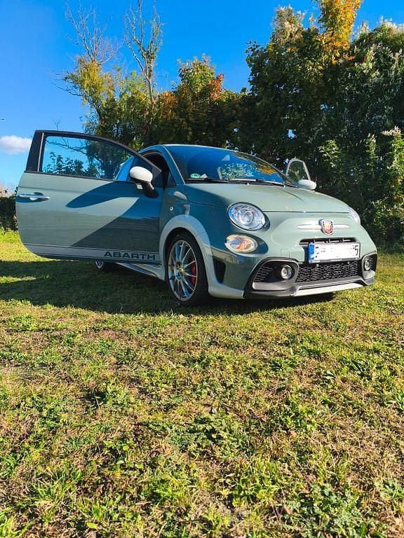 Grün Gebraucht 2021 Abarth 695 70th Anniversary Kleinwagen | 27.995 € (Fairer Preis) - Bild 1/4