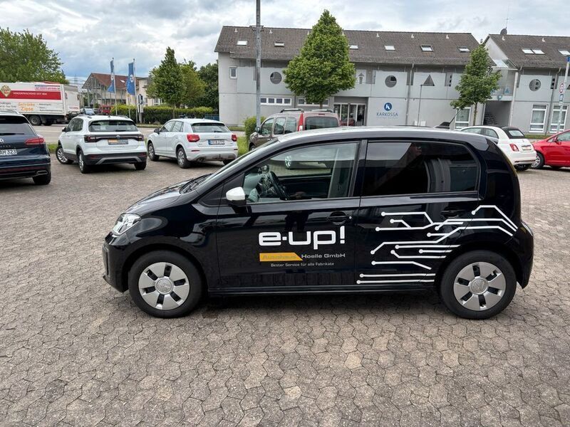 Gebraucht VW e-up! Style 61 kW (83 PS) 2021 Deep black perleffekt Kleinwagen