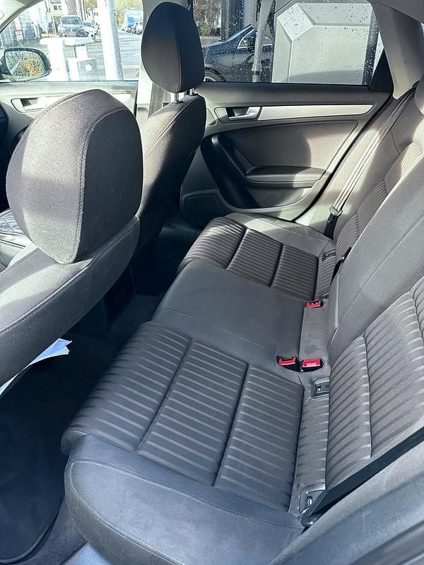 Gebraucht Audi A4 122 PS (89 kW) 2011 Schwarz Limousine