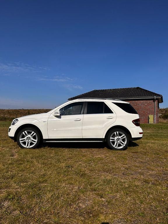 Weiß Gebraucht 2011 Mercedes ML300 Edition SUV | 13.200 € - Bild 1/4