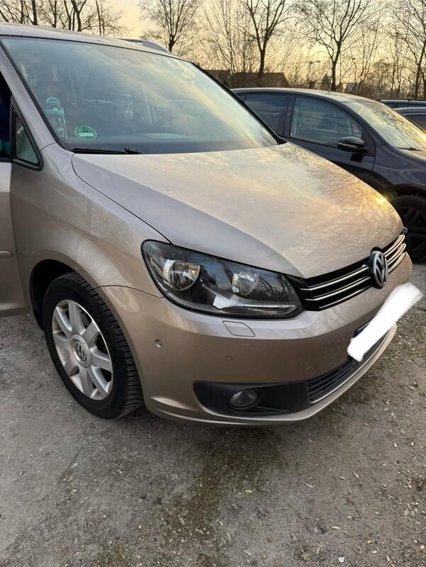 Beige Gebraucht 2011 VW Touran Van / Kleinbus | 12.999 € - Bild 1/4