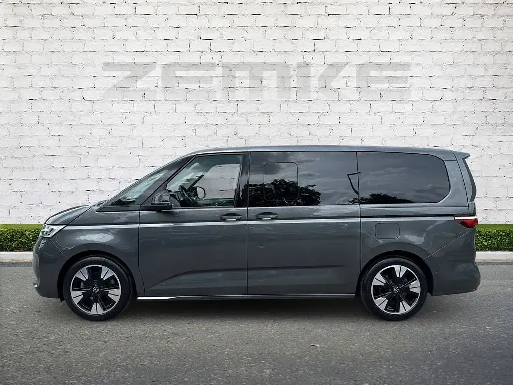 Gebraucht VW Multivan Life 150 PS (110 kW) 2025 Indiumgrau metallic Van / Kleinbus