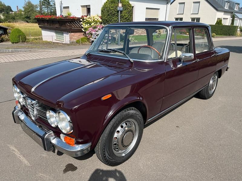 Andere farben Gebraucht 1974 Alfa Romeo Giulia Super Limousine | 19.900 € - Bild 1/4