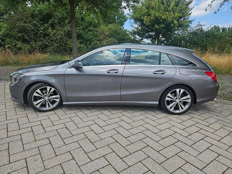 Grau Gebraucht 2016 Mercedes CLA200 Shooting Brake Urban Kombi | 14.900 € (Fairer Preis) - Bild 1/4