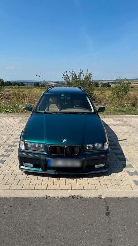 Grün Gebraucht 1997 BMW 323 Kombi | 3.500 € (Fairer Preis) - Bild 1/4