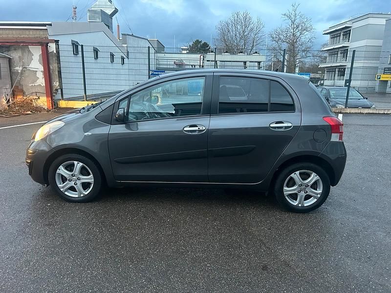 Gebraucht Toyota Yaris 100 PS (73 kW) 2011 Grau Kleinwagen