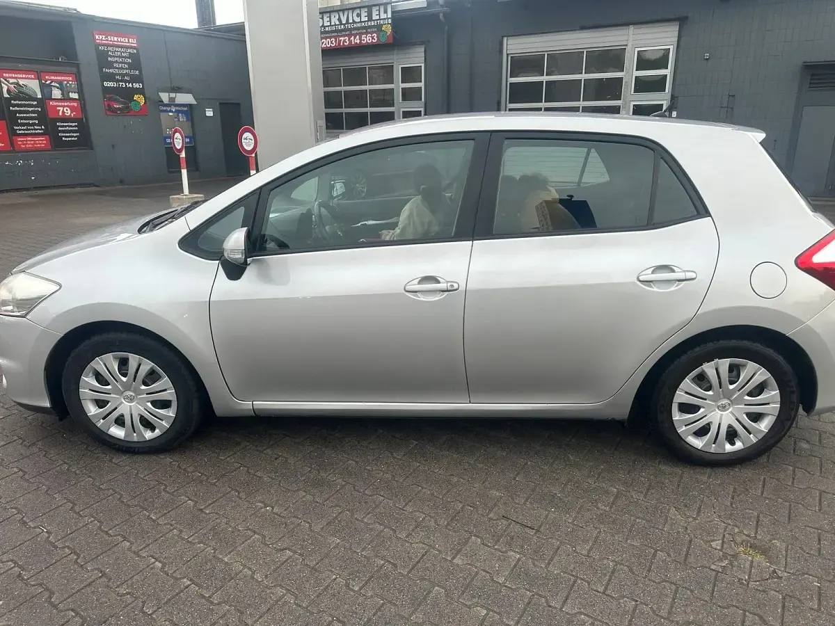 Brugt Toyota Auris 99 HK (72 kW) 2010 Grå Hatchback