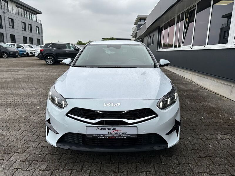 Neu Kia Ceed Style 140 PS (102 kW) 2025 Weiß Kleinwagen