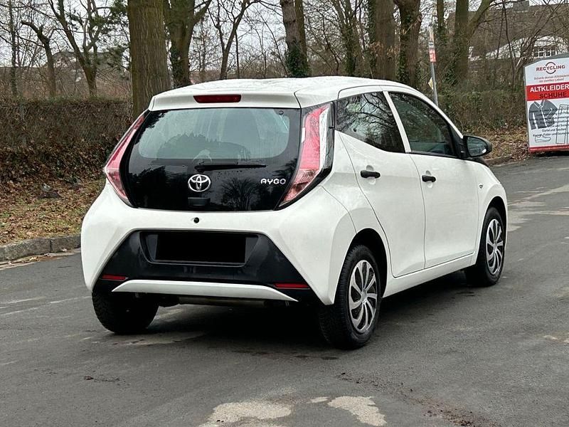 Gebraucht Toyota Aygo 69 PS (50 kW) 2015 Weiß Kleinwagen