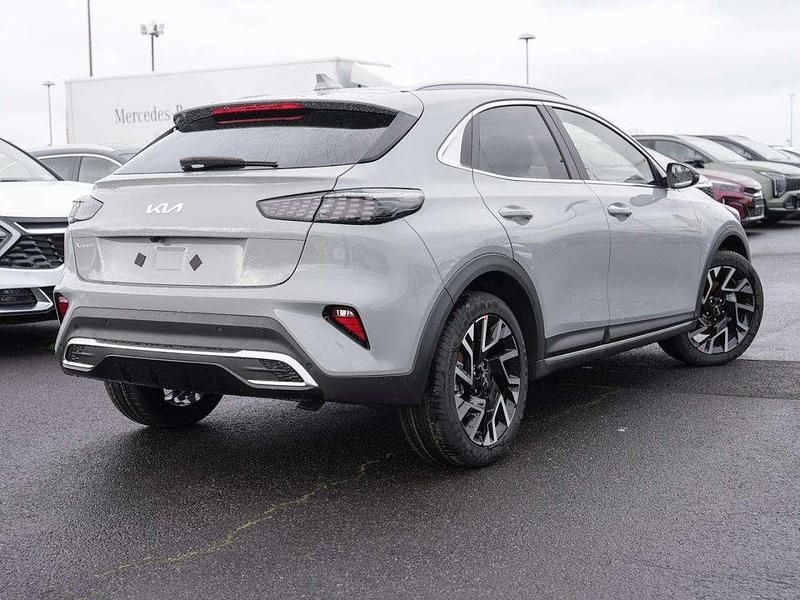 Neu Kia XCeed 150 PS (110 kW) 2026 Wolfgrau metallic SUV