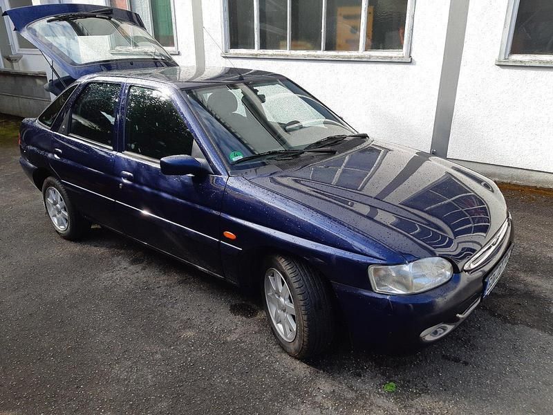 Blau Gebraucht 1996 Ford Escort Ghia Limousine | 999 € (Fairer Preis) - Bild 1/4